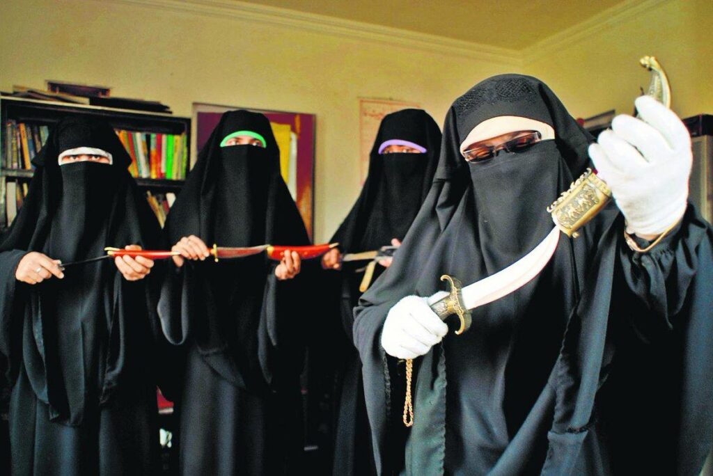 લેડી આતંકી : કાશ્મીરની 'ઝેરીલી નાગણ'નો ખેલ ખતમ: ભારત સામે યુદ્ધ છેડનાર આસિયા અન્દ્રાબીને 'ટીલ ડેથ' જેલ 63 લેડી આતંકી