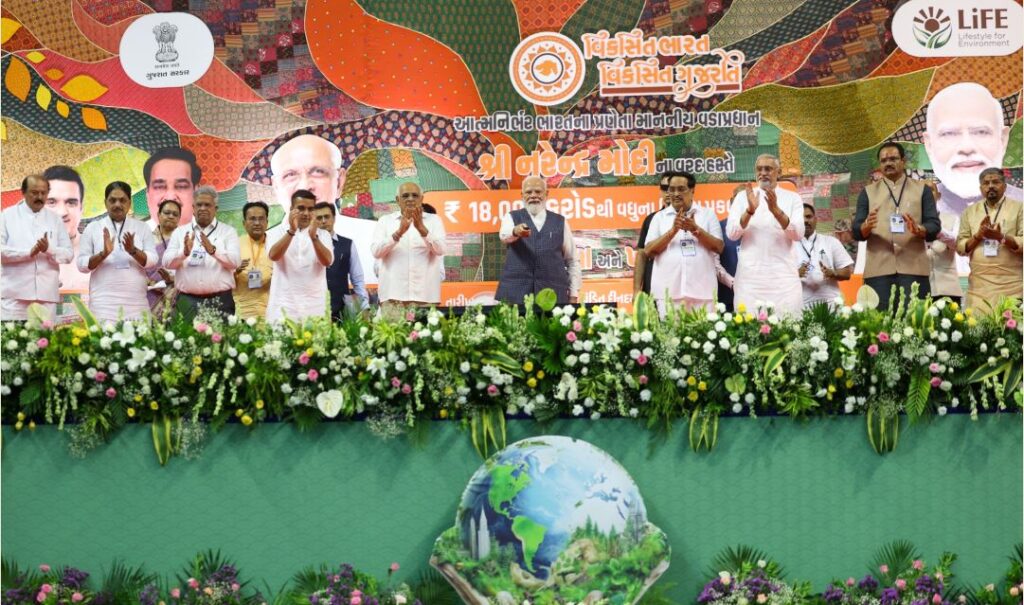 PM મોદી : "સુરત માત્ર શહેર નહીં, ‘સ્પિરિટ’, દક્ષિણ ગુજરાતને ₹18,778 કરોડના વિકાસકાર્યોની ભેટ 43 PM મોદી