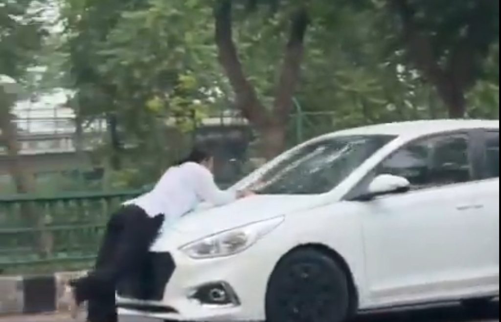 Hit and Run : લખનૌમાં કારના બોનેટ પર લટકતી યુવતી! VIDEO વાયરલ થતાં મચ્યો હડકંપ 42 Lucknow Hit and Run