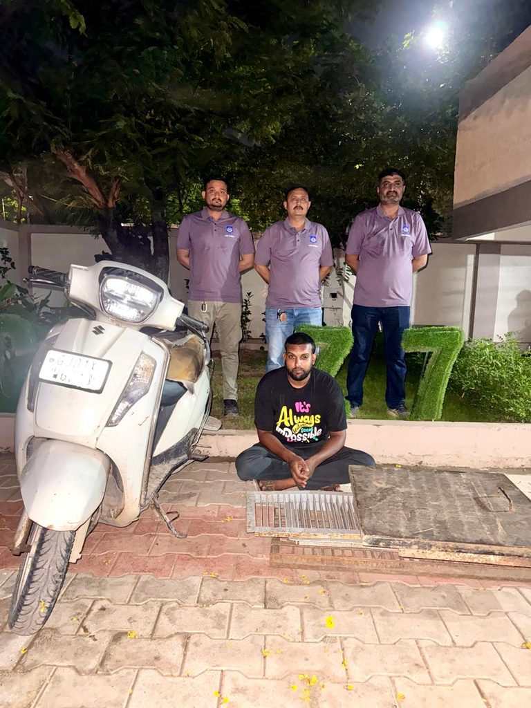 Ahmedabad : રાત્રિના અંધારામાં ગટરના ઢાંકણાં ચોરતી ગેગનો LCBએ કર્યો પર્દાફાશ 42 LCB Ahmedabad