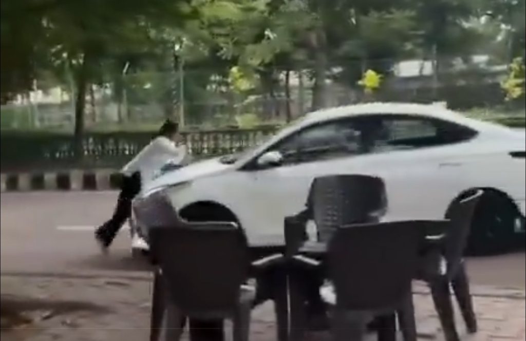 Hit and Run : લખનૌમાં કારના બોનેટ પર લટકતી યુવતી! VIDEO વાયરલ થતાં મચ્યો હડકંપ 43 Lucknow Hit and Run 2