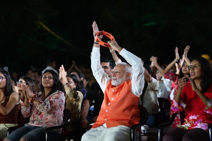 PM Modi : ભજનના તાલે ઝૂમ્યા PM મોદી! દિલ્હીમાં અનોખું ‘ભજન ક્લબિંગ’, વીડિયો શેર કરી કહ્યું ‘Spectacular!’ 42 PM Modi Bhajan Clubbing