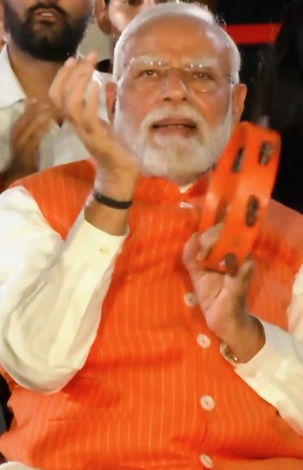 PM Modi : ભજનના તાલે ઝૂમ્યા PM મોદી! દિલ્હીમાં અનોખું ‘ભજન ક્લબિંગ’, વીડિયો શેર કરી કહ્યું ‘Spectacular!’ 43 PM Modi Bhajan Clubbing
