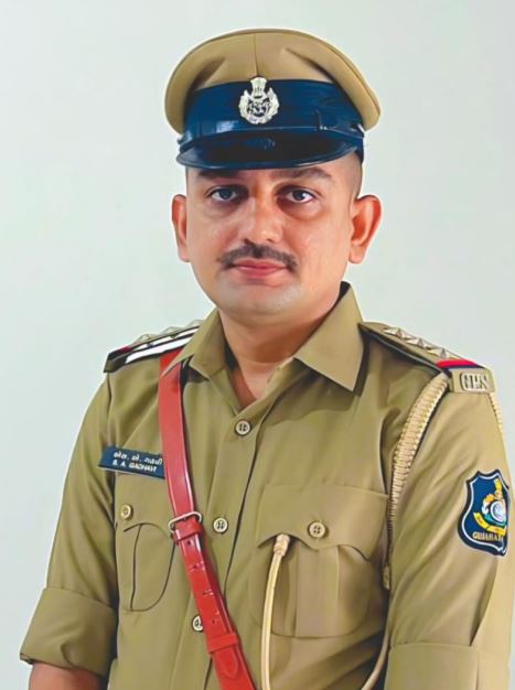 Nadiad Gold Robbery : ચાલુ ટ્રેને ₹3.76 કરોડનું સોનું લૂંટાયું! પકડવા માટે PI ચાલુ કારમાં કૂદી પડ્યા, પોલીસે લગાવી જાનની બાજી 44 212 1
